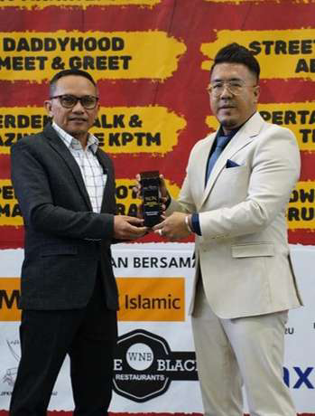 Entrepreneur Icon award presentation